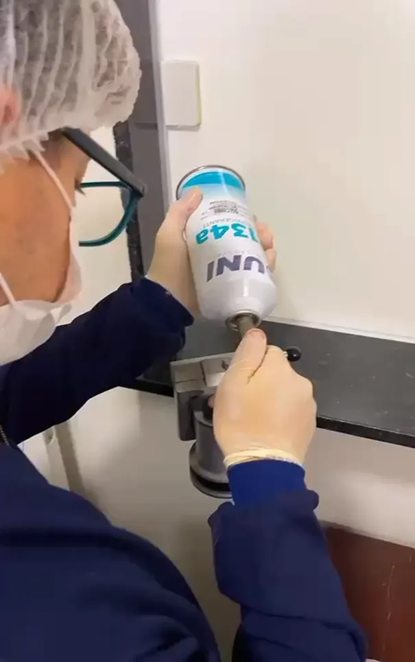Patologista aplicando gás refrigerante no micrótomo