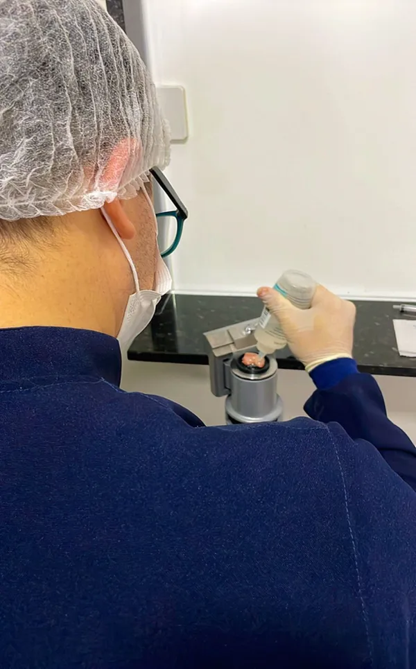 Patologista preparando uma amostra no micrótomo